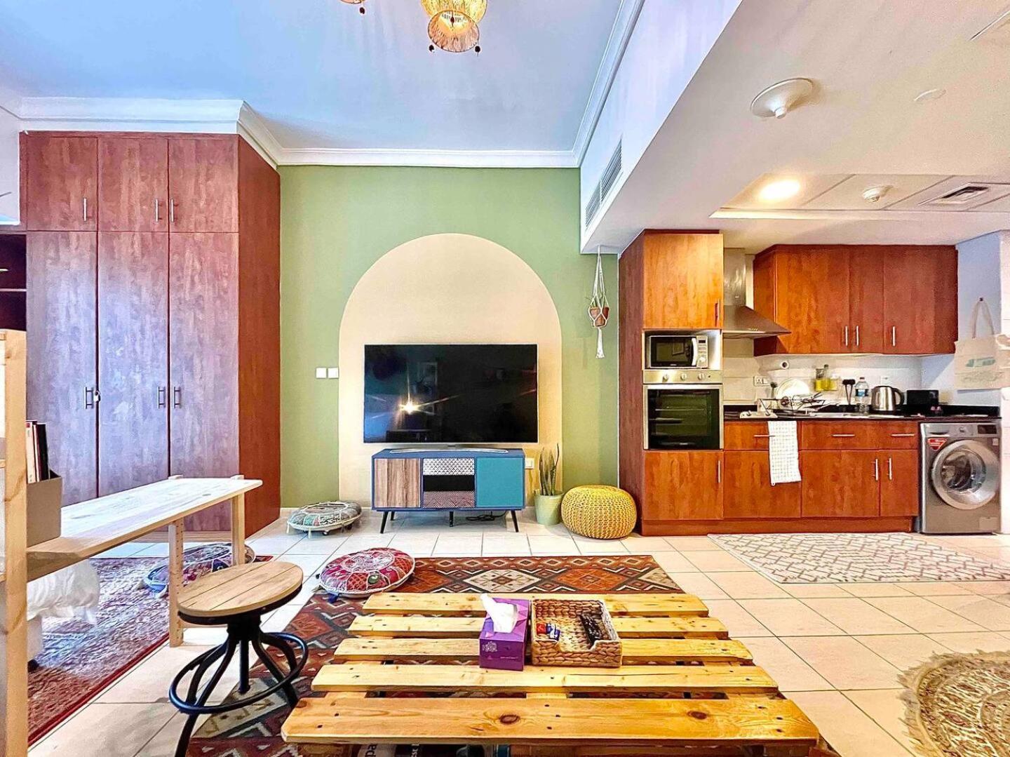 Bild 10: Rustic Elegance By The Lake Studio Cabin In Jlt