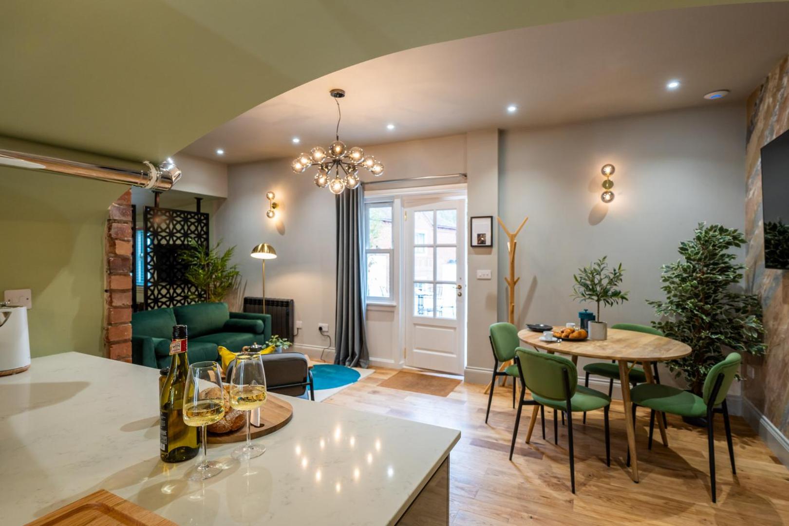 Photo 10 : Commandery Vaults - Luxury Apartment in City Centre with SKY TV