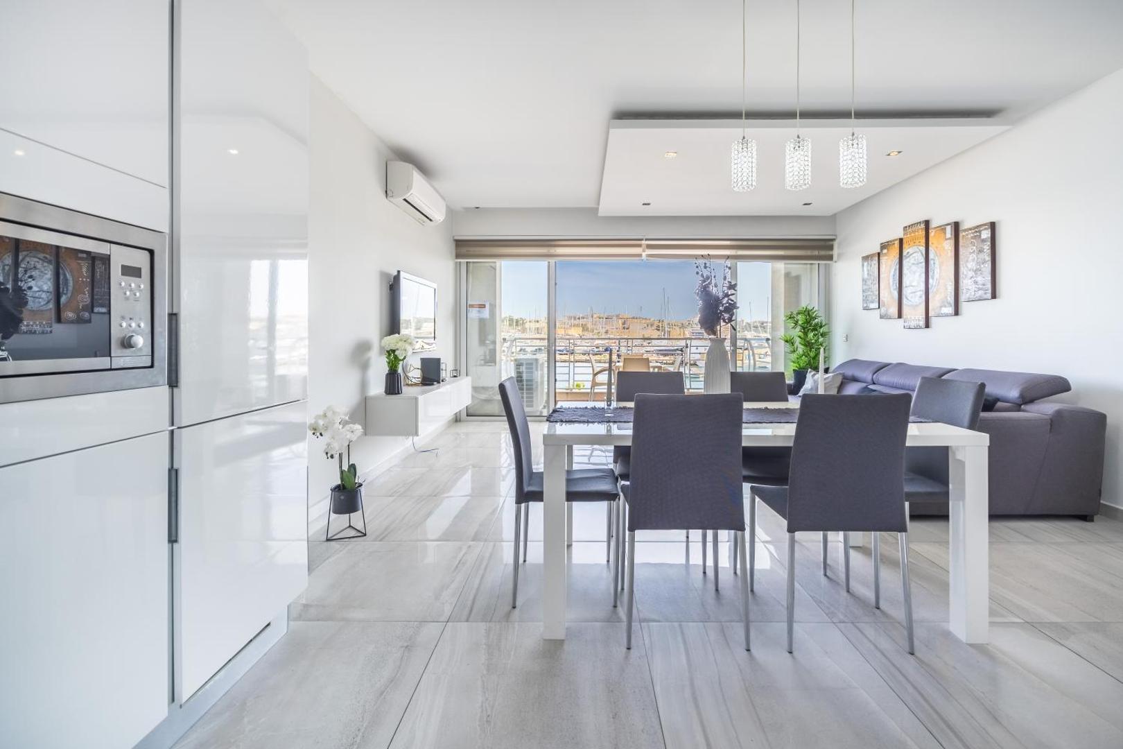 Φωτογραφία 10: Large & Modern 3BR Seafront Apartment with Large Balcony - Close to Saint Julian's, Sliema, & Manoel Island
