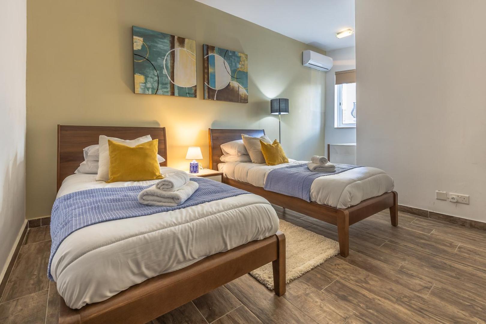 Φωτογραφία 4: Large & Modern 3BR Seafront Apartment with Large Balcony - Close to Saint Julian's, Sliema, & Manoel Island
