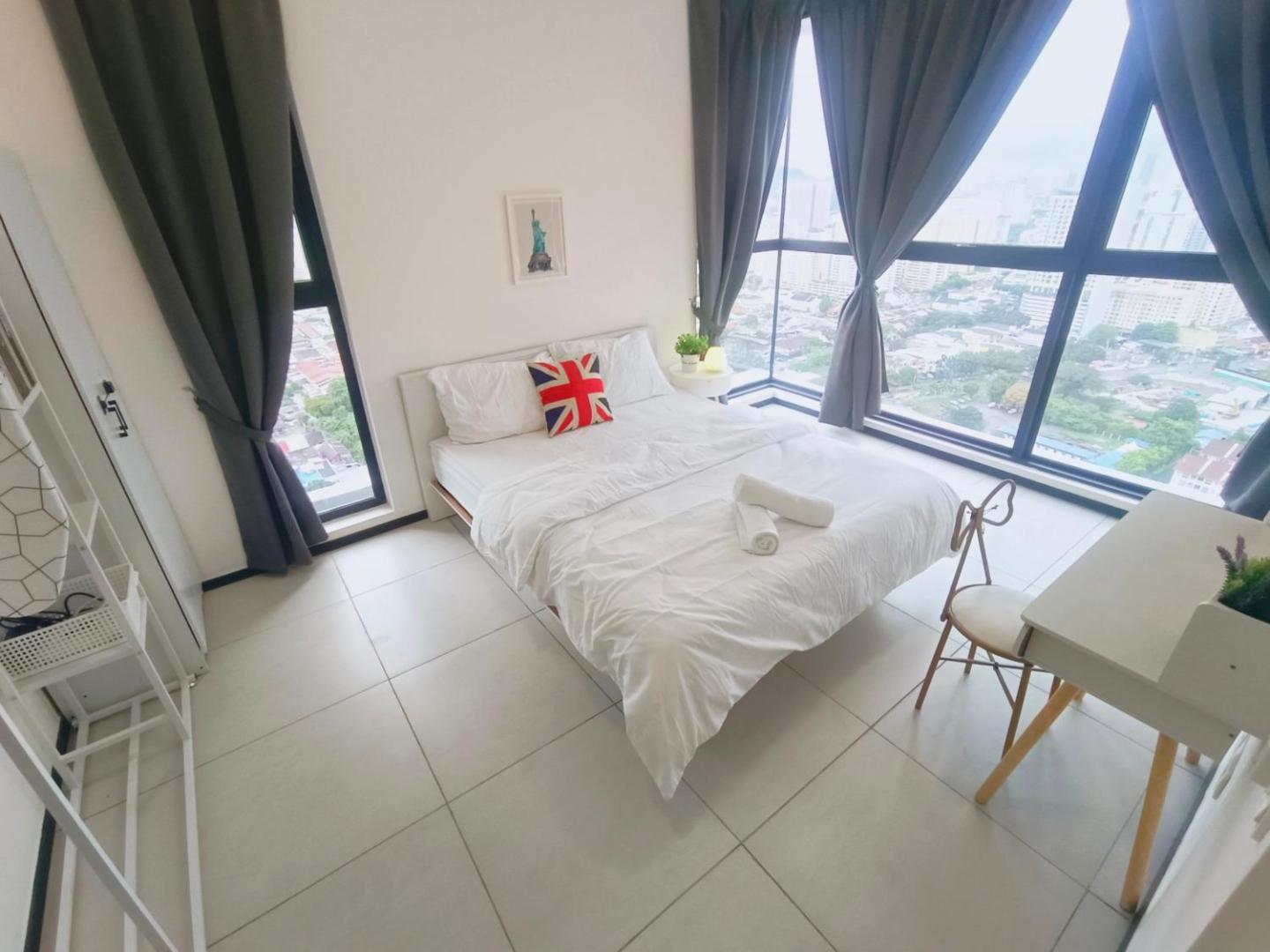 Bild 9: Infinity Pool, Georgetown, Up to 11 Pax, 2 Bedrooms, 2 Bathrooms, 2 Car Parks by Star Home