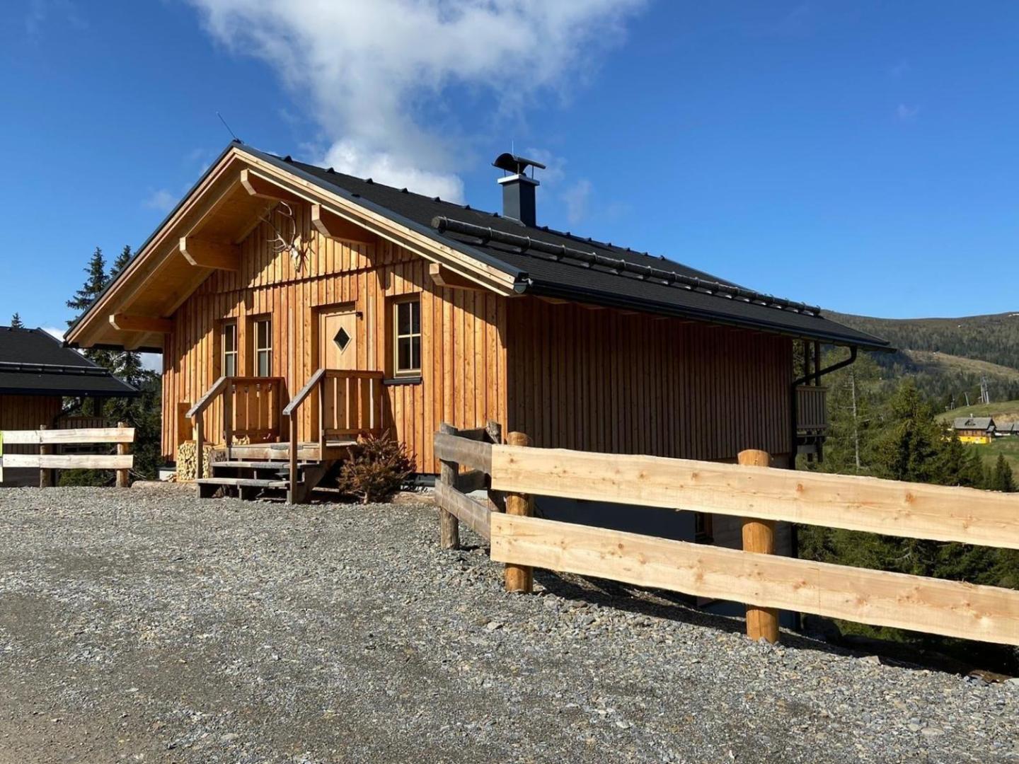 Kuva 3: Jagdhütte mit Kaminofen und Sauna