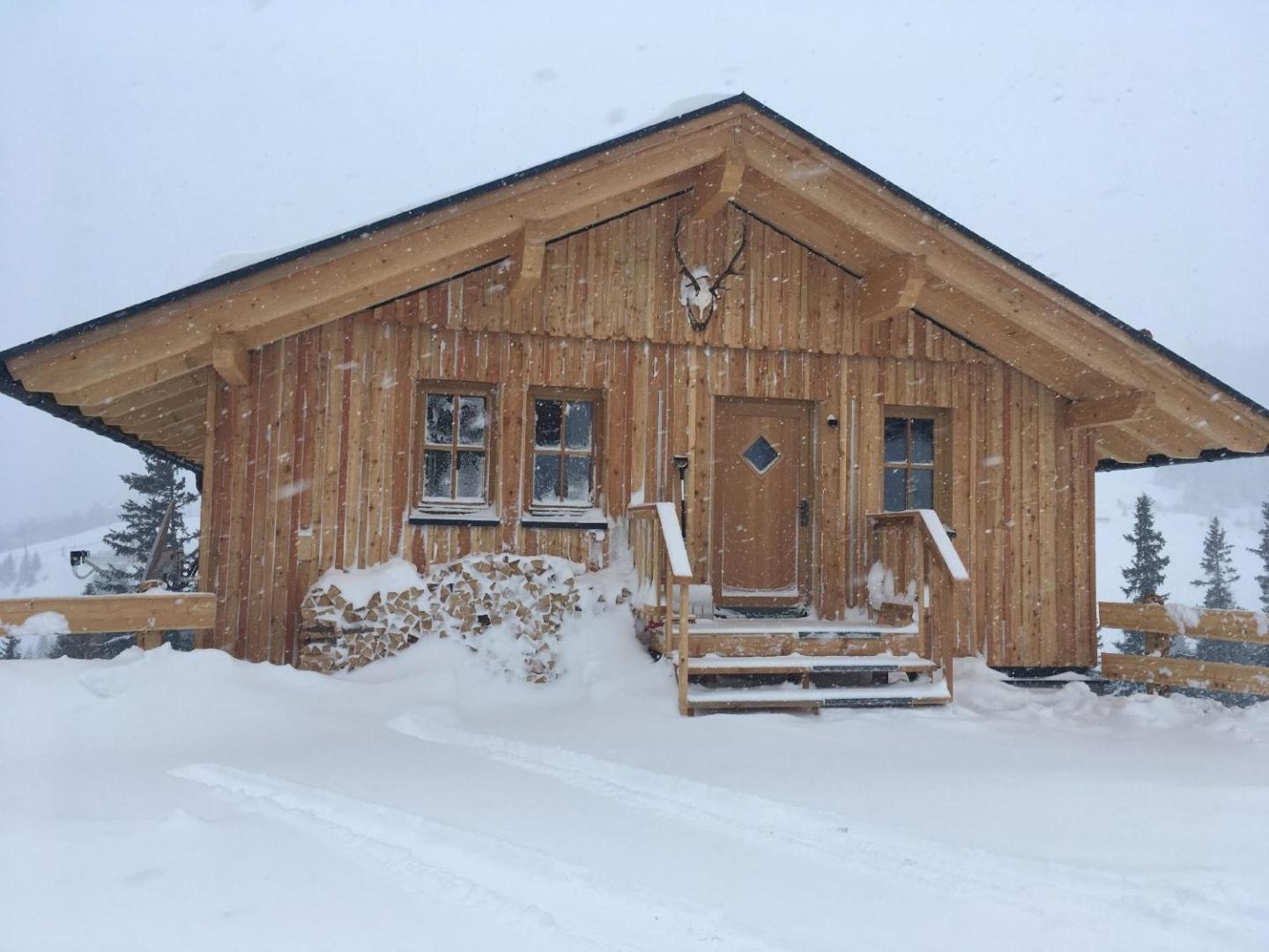 Kuva 7: Jagdhütte mit Kaminofen und Sauna
