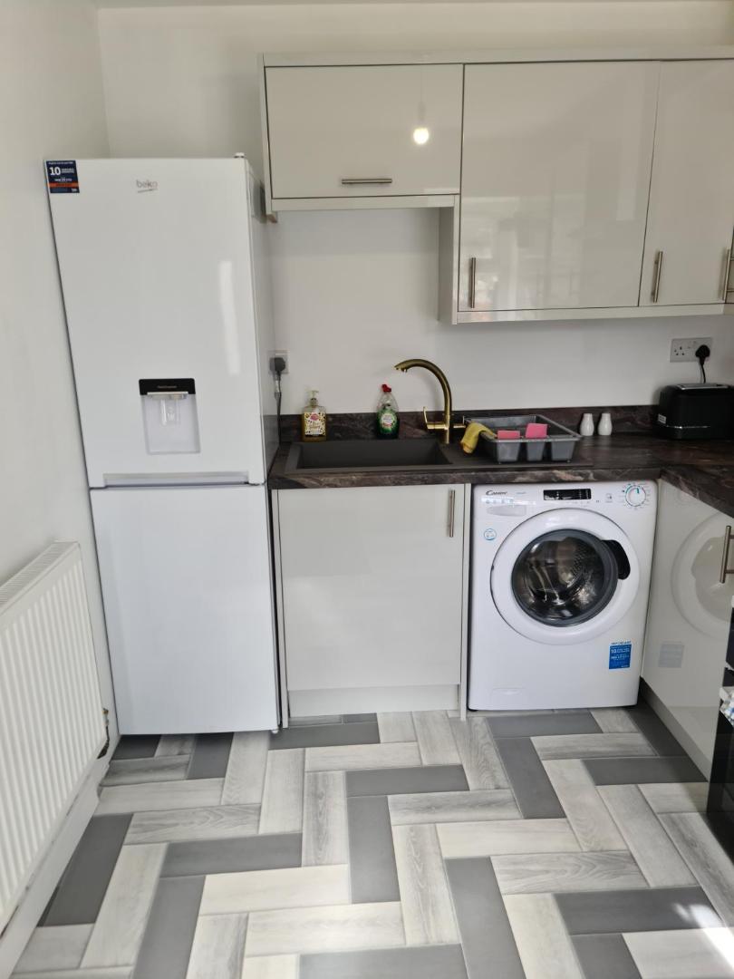 Fotografie 7: Detached Flat in Leeds, Free WIFI and parking, Pool table, 75 inch tv, Netflix, Disney plus