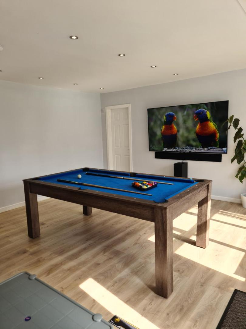 Fotografie 4: Detached Flat in Leeds, Free WIFI and parking, Pool table, 75 inch tv, Netflix, Disney plus
