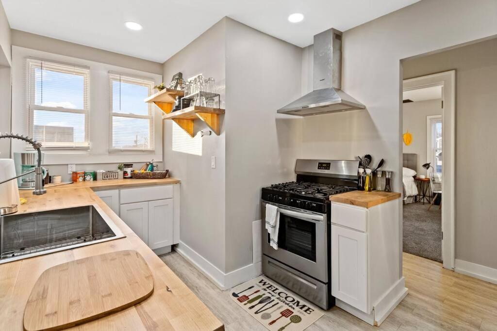 Bild 3: Chic & Spacious Fully Equipped 2BD Apt W/Parking