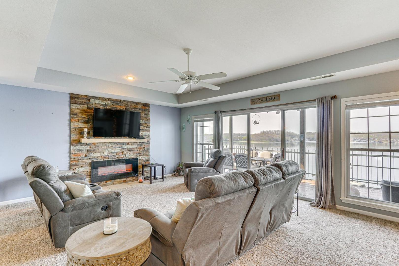 Fotografie 3: Pool Access at Waterfront Lake Ozarks Rental!