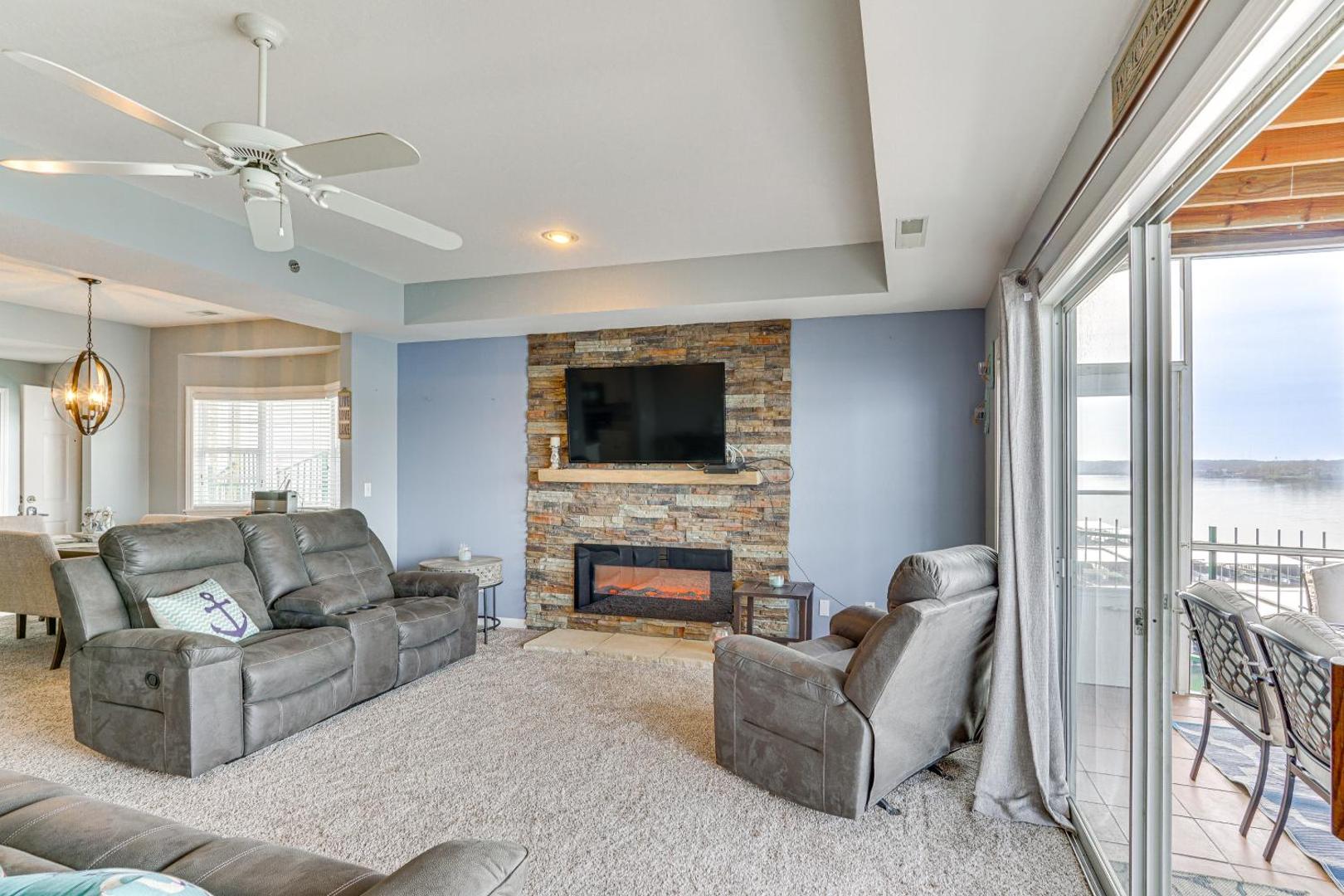 Fotografie 4: Pool Access at Waterfront Lake Ozarks Rental!