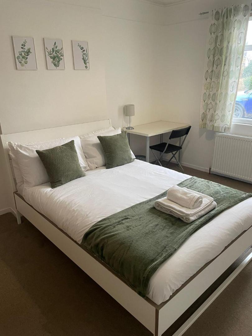 The Anglesea - 8 Bedroom with Parking photo 5