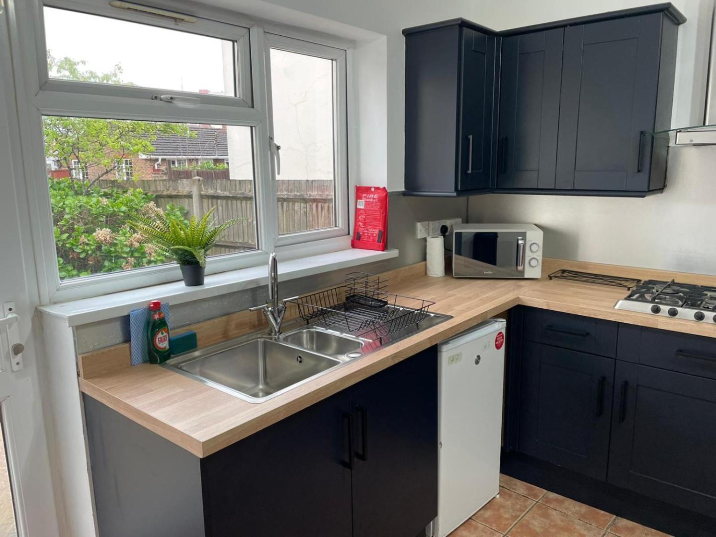 The Anglesea - 8 Bedroom with Parking photo 8