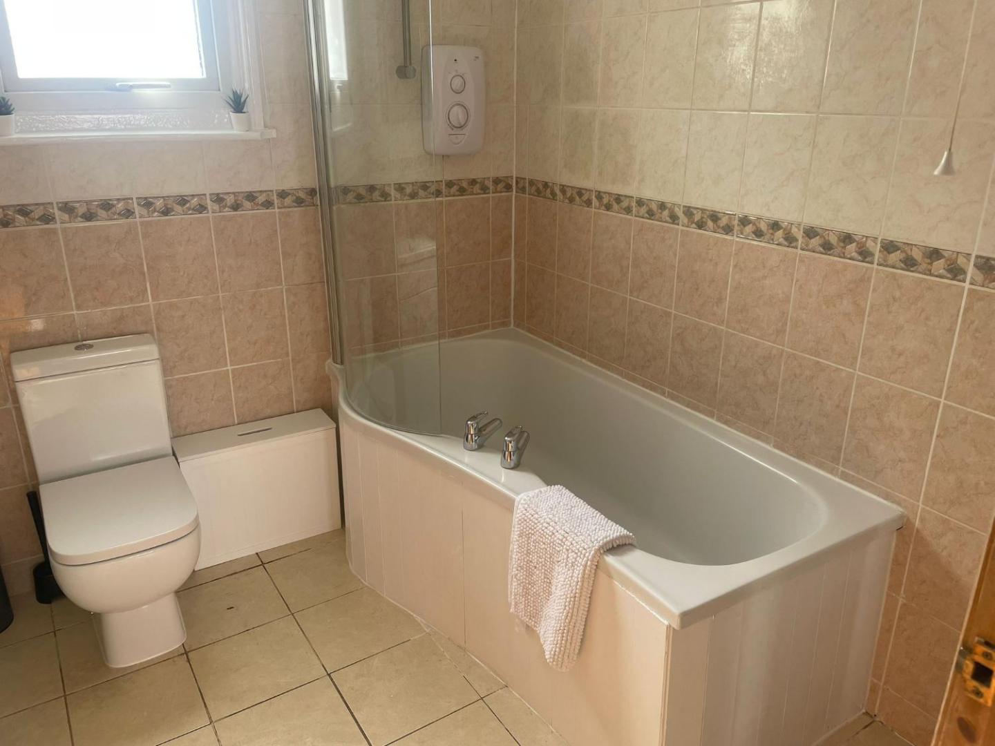 The Anglesea - 8 Bedroom with Parking photo 9