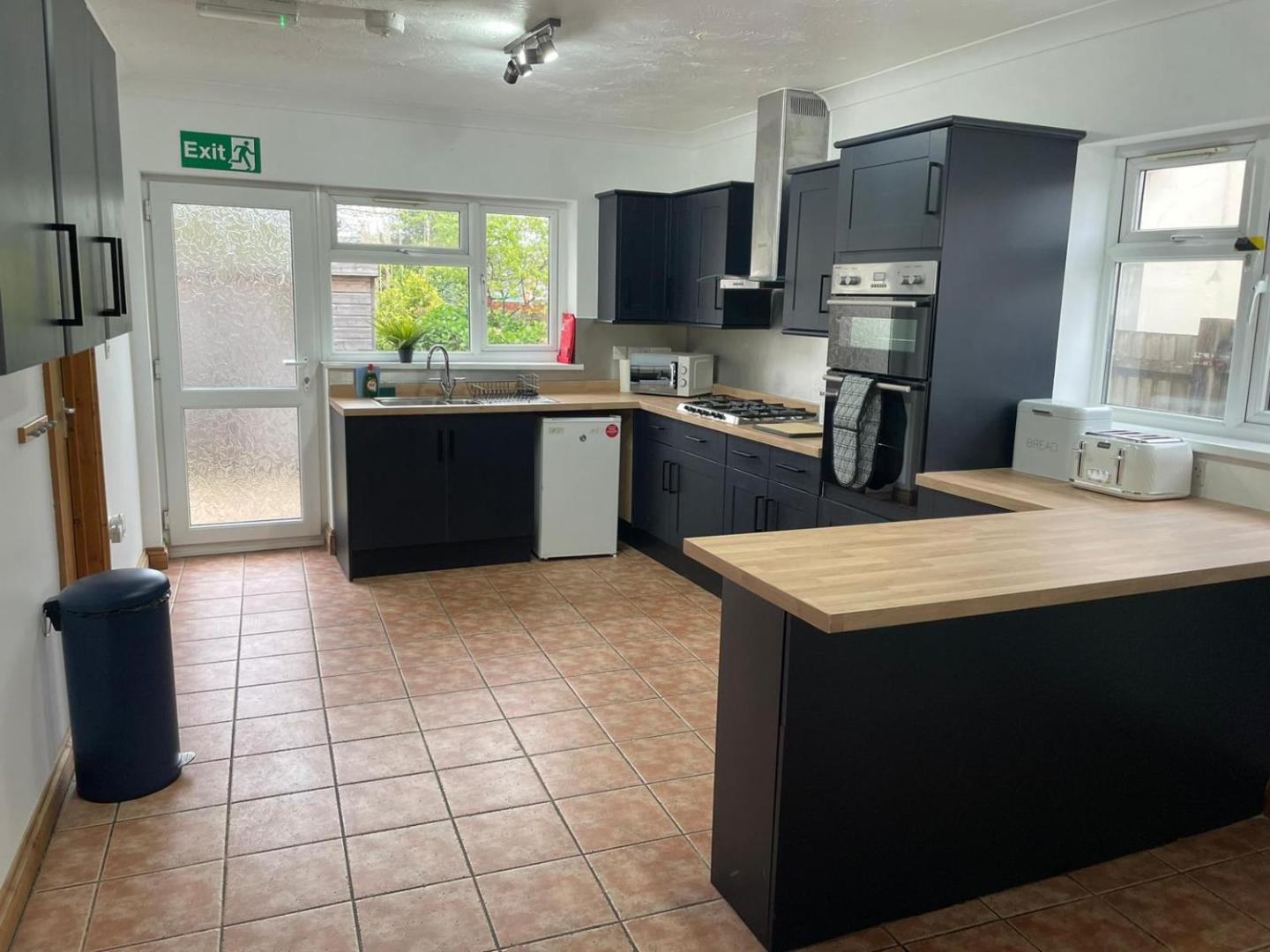 The Anglesea - 8 Bedroom with Parking photo 10