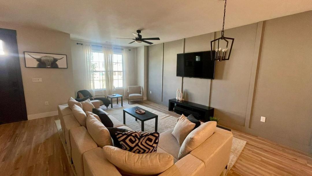 Loop, New Luxurious Large 3BR House, Sleeps 9 with Free Parking photo 6