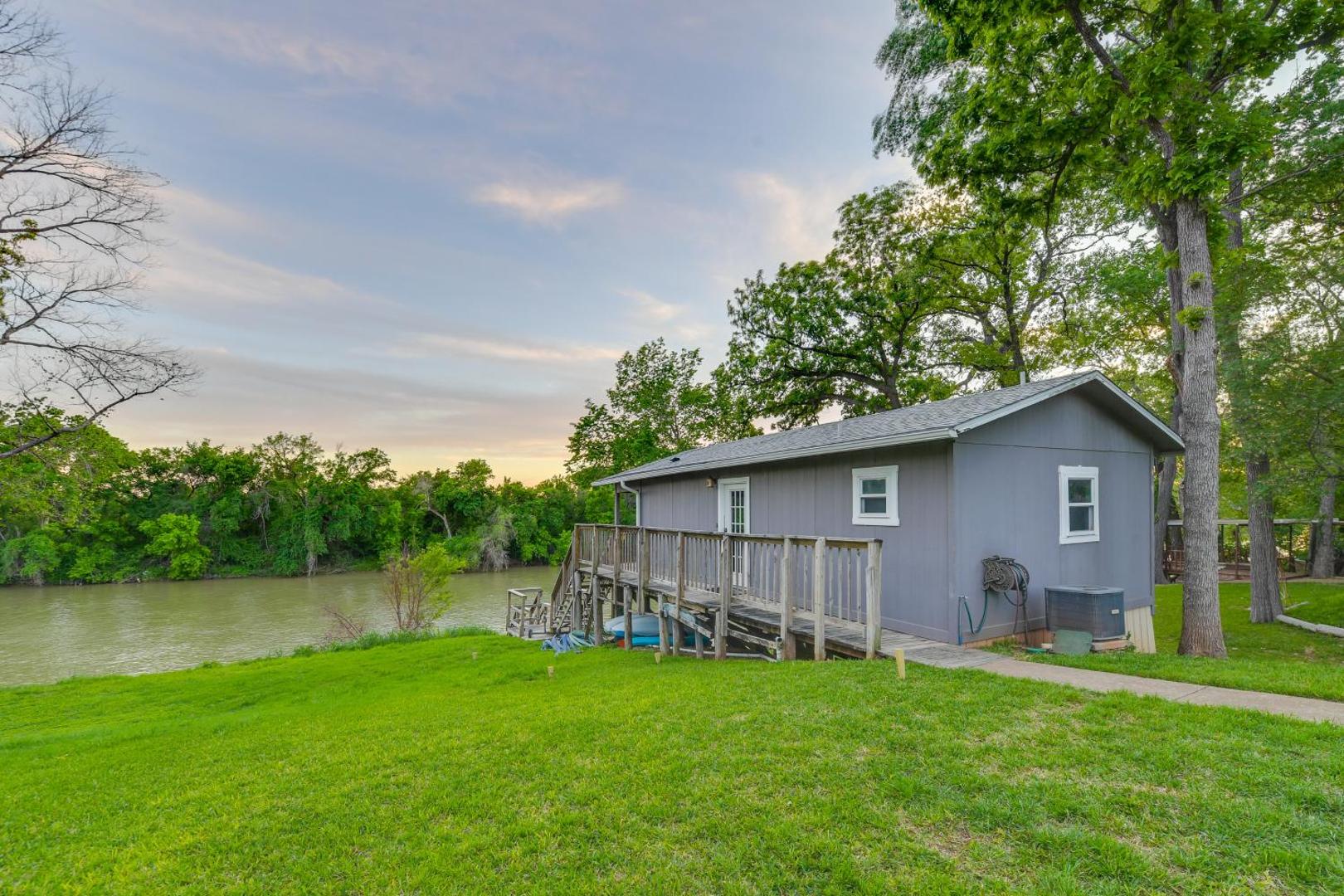 Billede 2: Rustic River Cabin with Dock and Covered Deck!