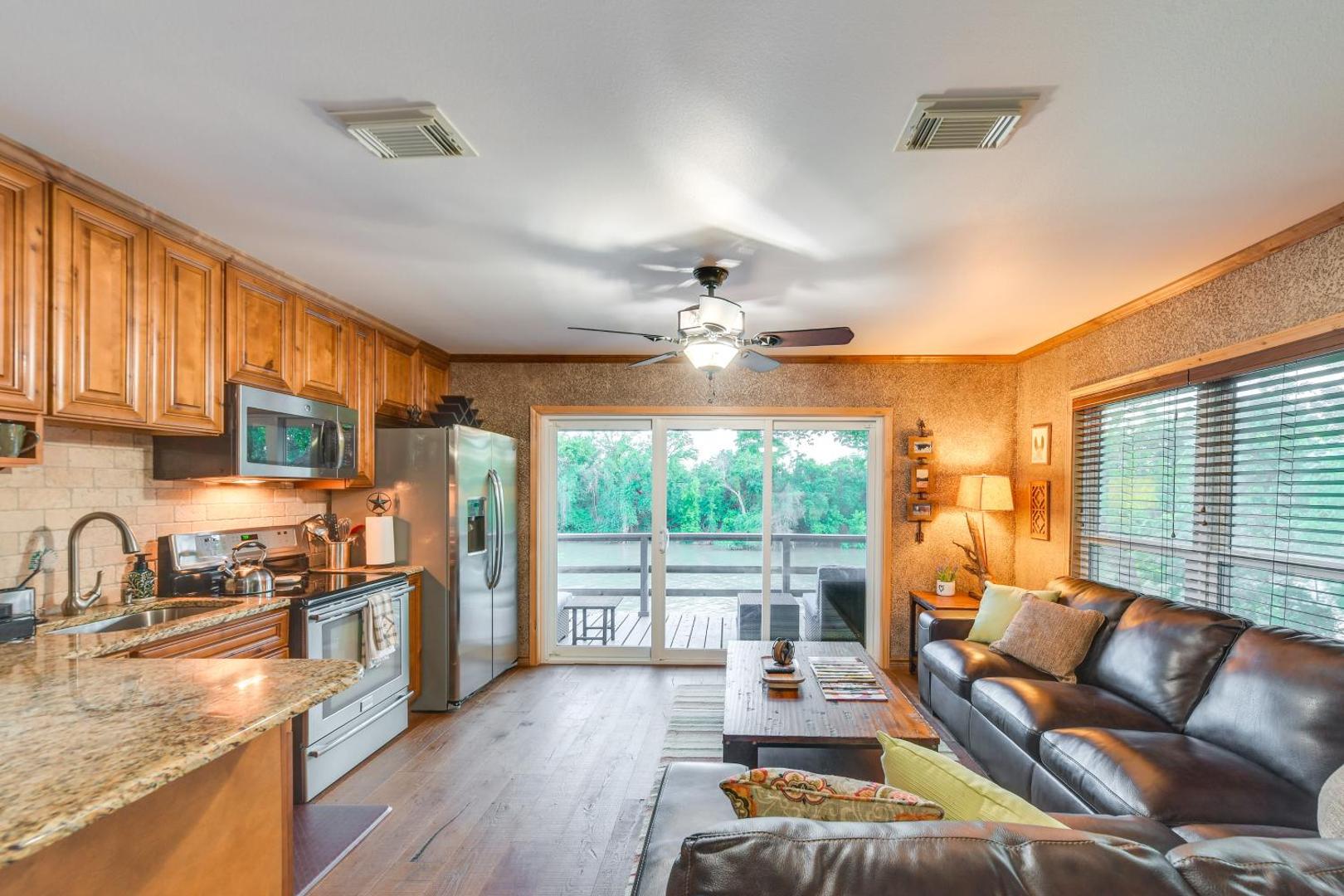 Billede 4: Rustic River Cabin with Dock and Covered Deck!