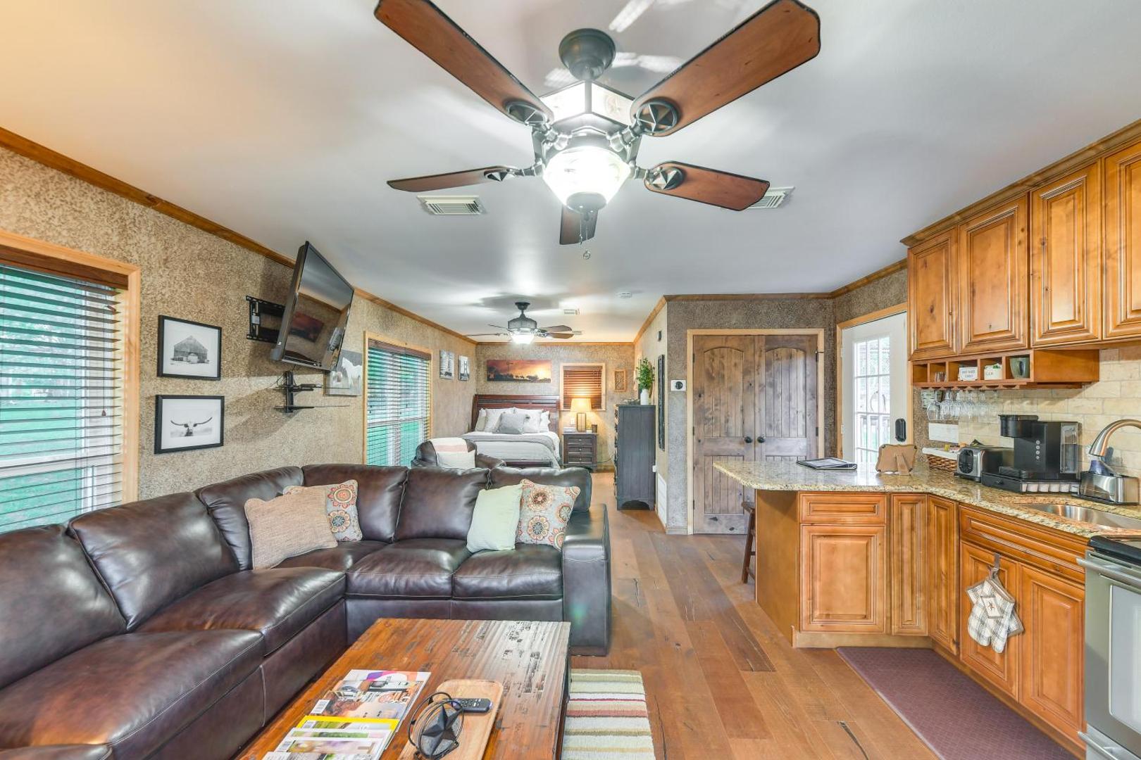 Billede 9: Rustic River Cabin with Dock and Covered Deck!