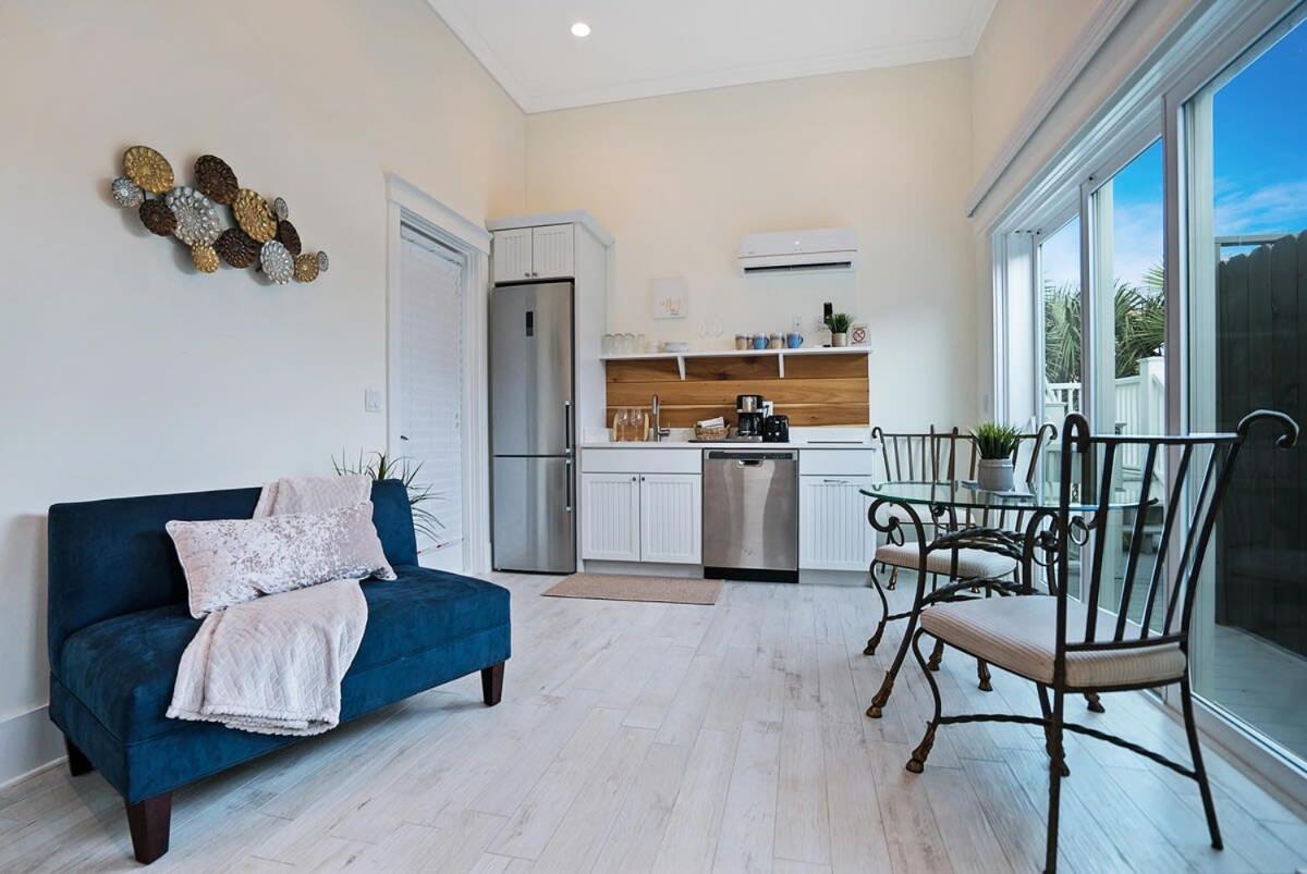 Photo 8 : Mod Studio - 100 Steps to the Beach, Pets OK, Private Deck!