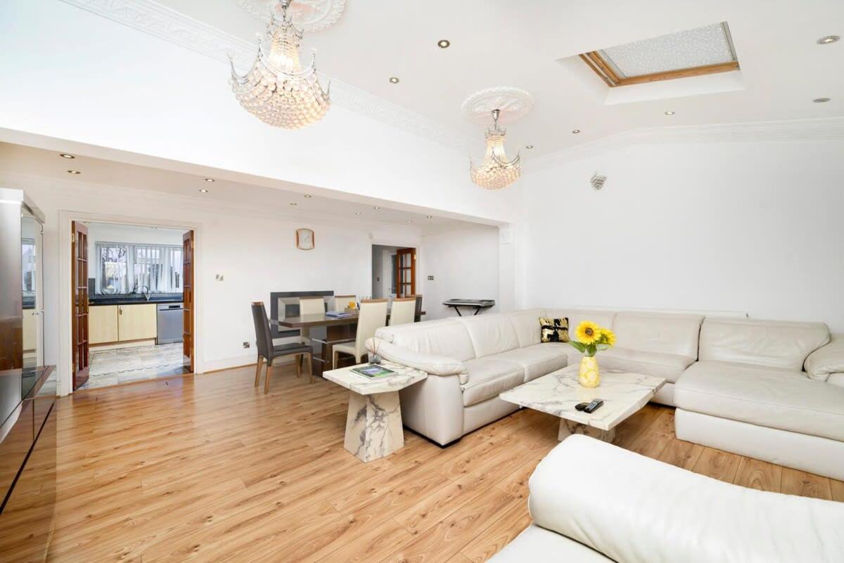 Zdjęcie 2: Chic 3BR Home - Eats and Sights Closeby