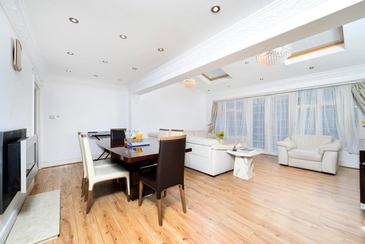 Zdjęcie 3: Chic 3BR Home - Eats and Sights Closeby