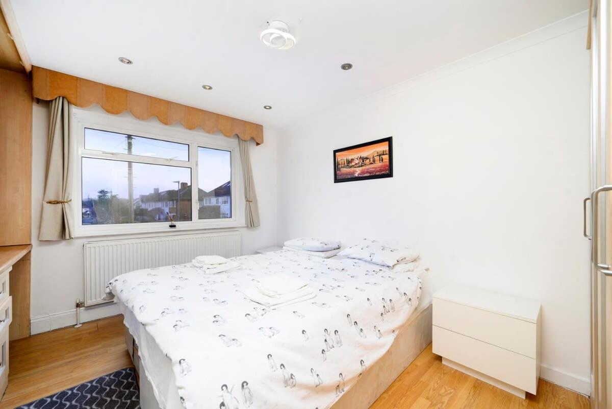 Zdjęcie 8: Chic 3BR Home - Eats and Sights Closeby