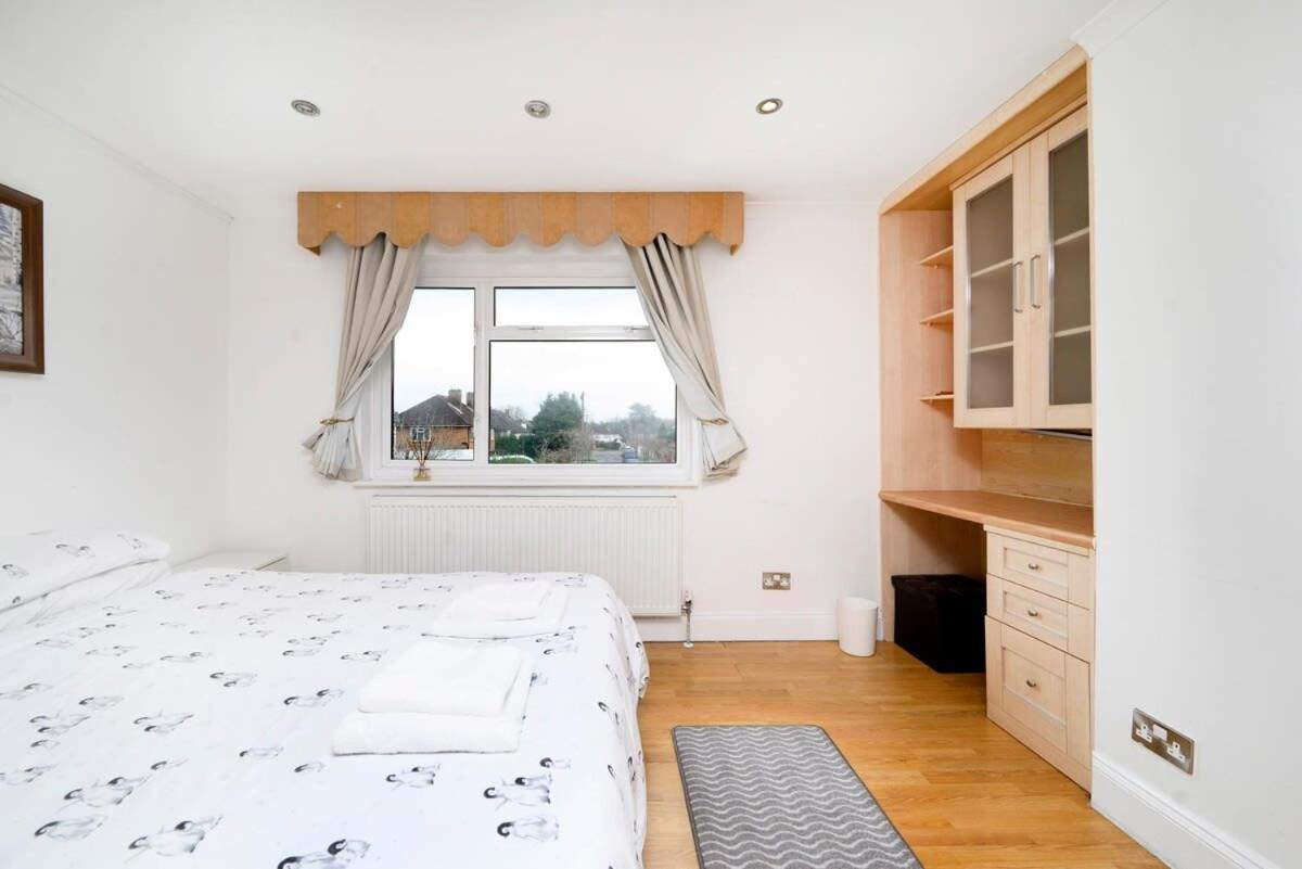 Zdjęcie 10: Chic 3BR Home - Eats and Sights Closeby
