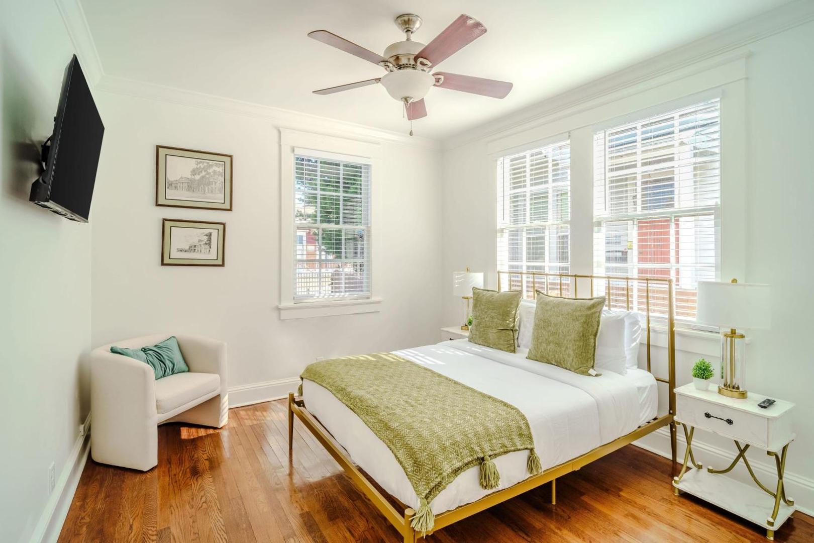 Фотография 7: Chic & Central - Renovated Gem with Gated Parking