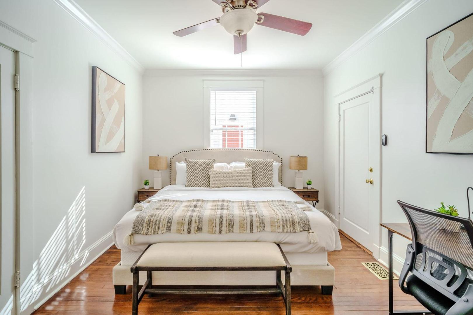 Фотография 8: Chic & Central - Renovated Gem with Gated Parking