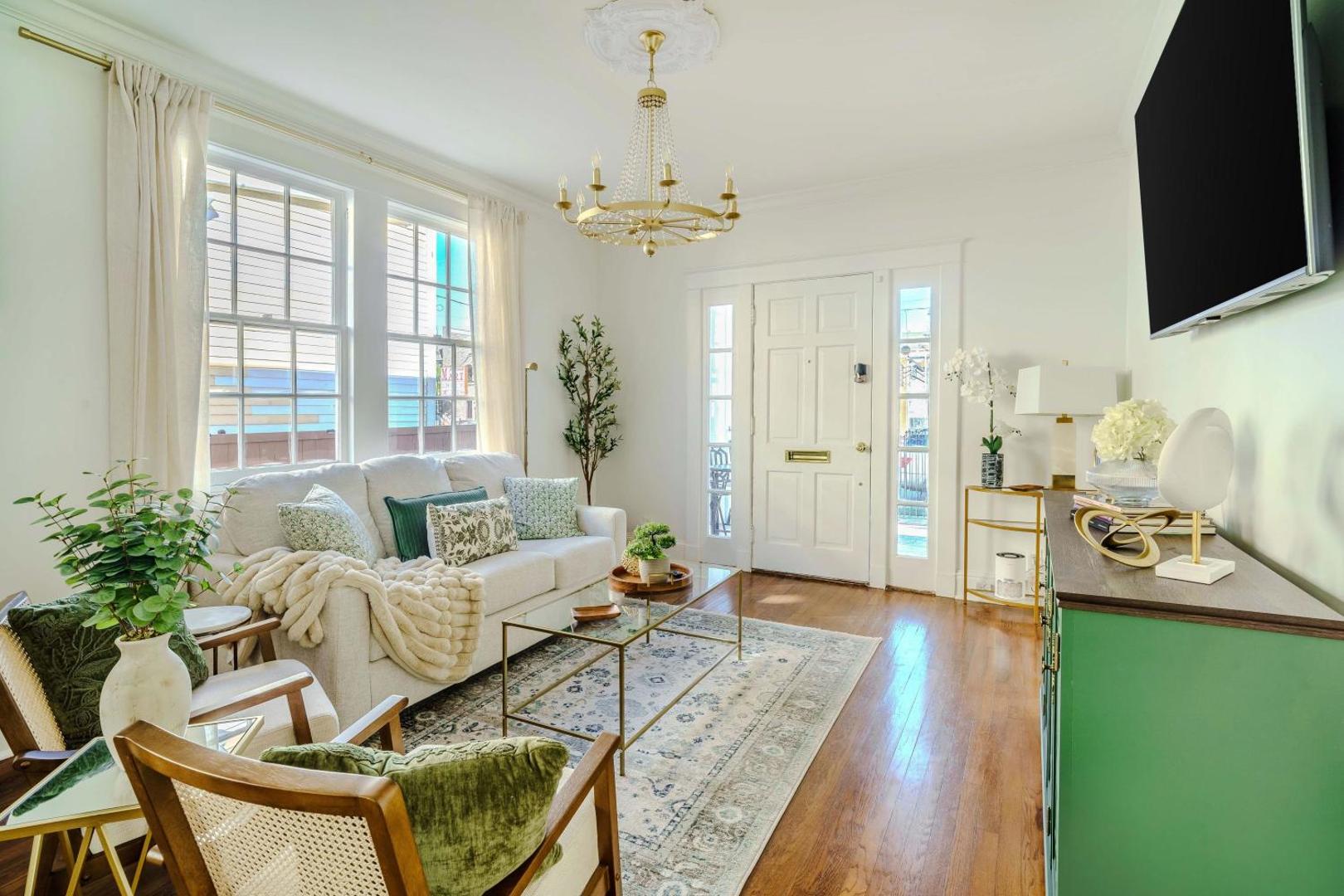 Фотография 9: Chic & Central - Renovated Gem with Gated Parking