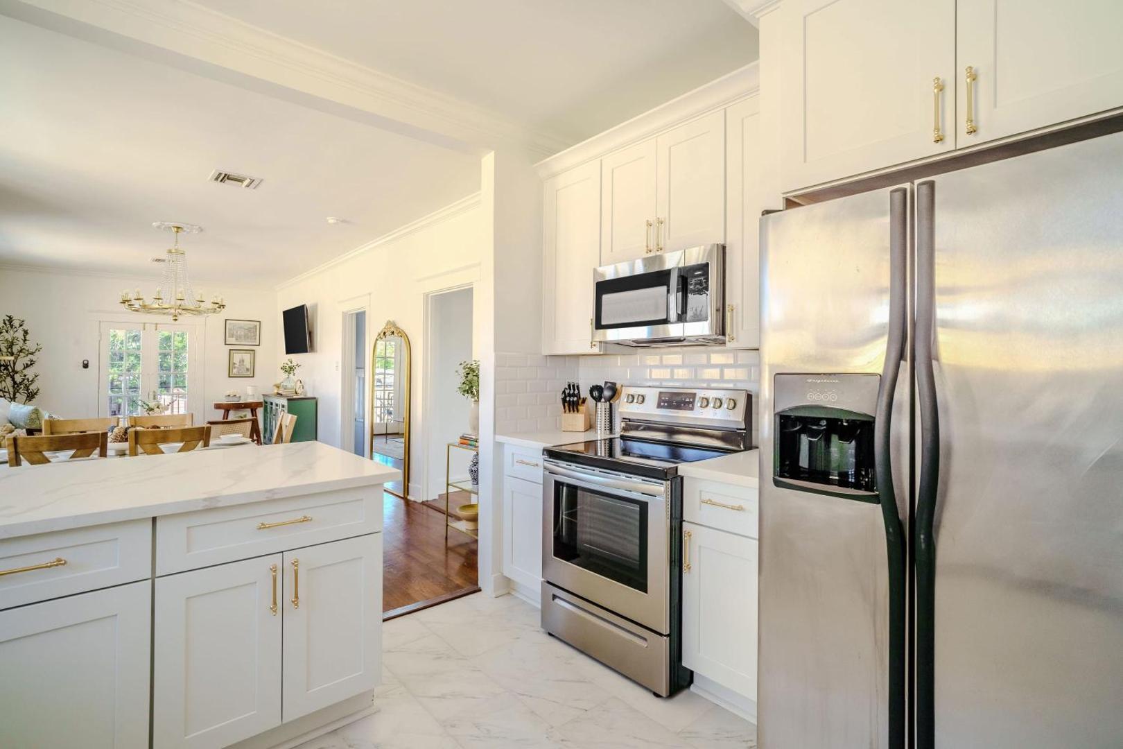 Фотография 10: Chic & Central - Renovated Gem with Gated Parking
