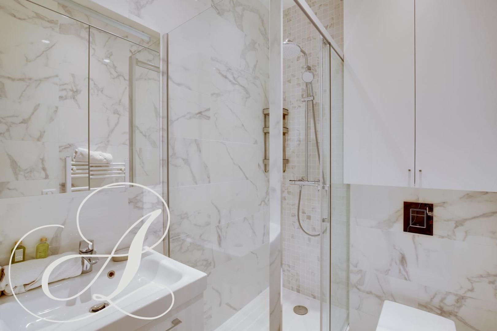 Φωτογραφία 10: Roxane, 2 chambres dont une en souplex Paris 14e