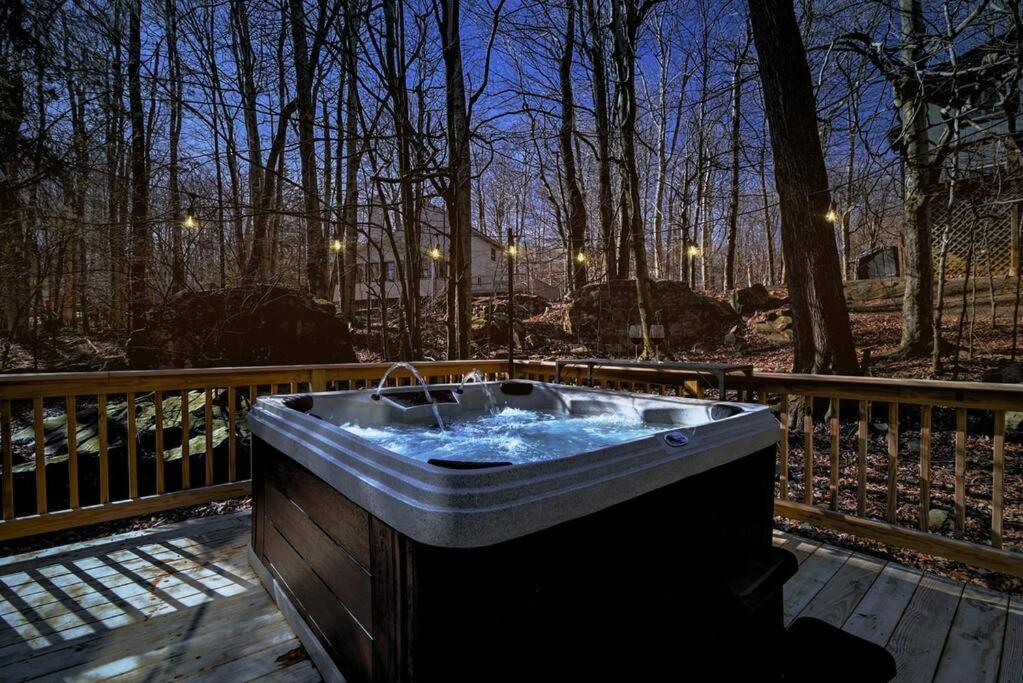 Fotografie 4: 3BR, Lakeview, Hot Tub, Nintendo Switch - Deer Haven Poconos Retreat
