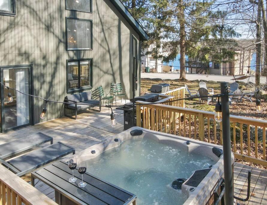 Fotografie 2: 3BR, Lakeview, Hot Tub, Nintendo Switch - Deer Haven Poconos Retreat