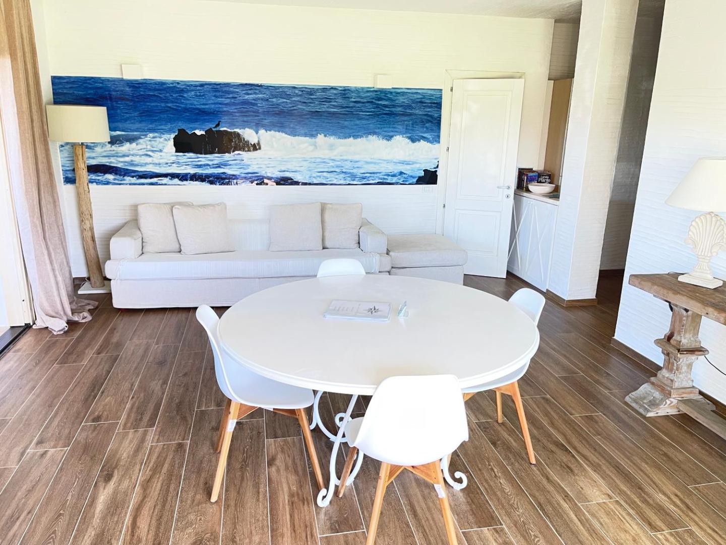 Foto 4: LIKE at HOME n 11 Poolside Paradise Patio