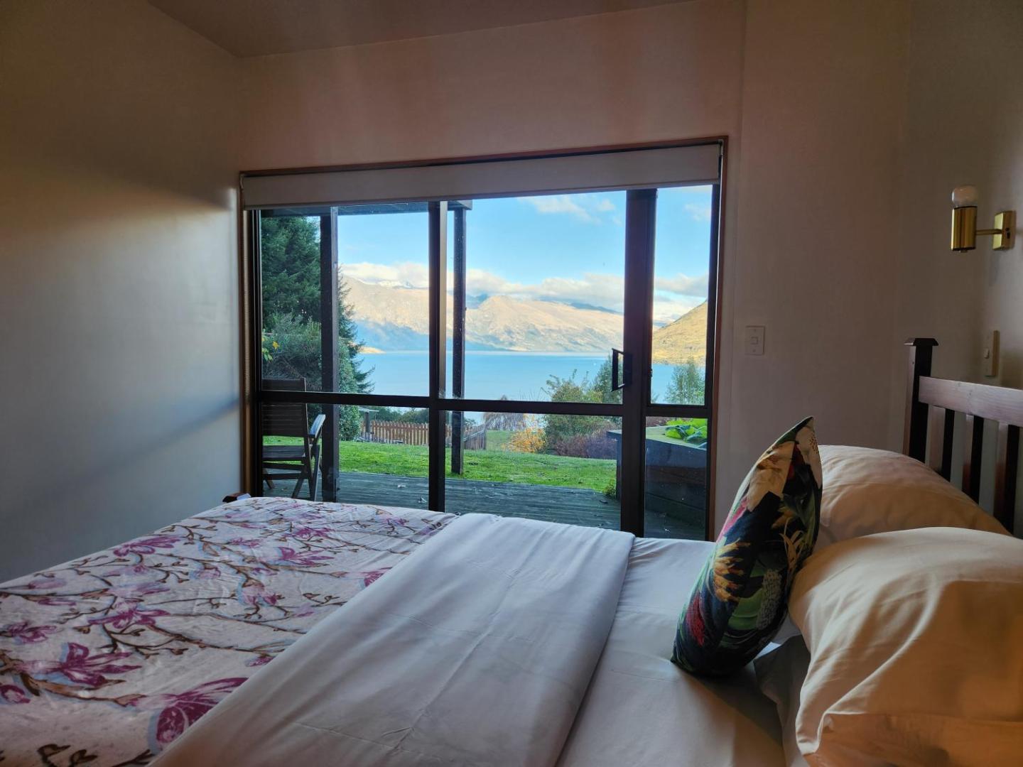 Foto 2: Devine Hideaway - Family Rustic Kiwi Bach - Beautiful Lake Views