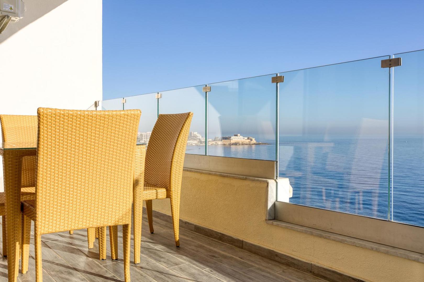 Bilde 10: Seafront APT, in the centre of Sliema, OPP beach by 360 Estates