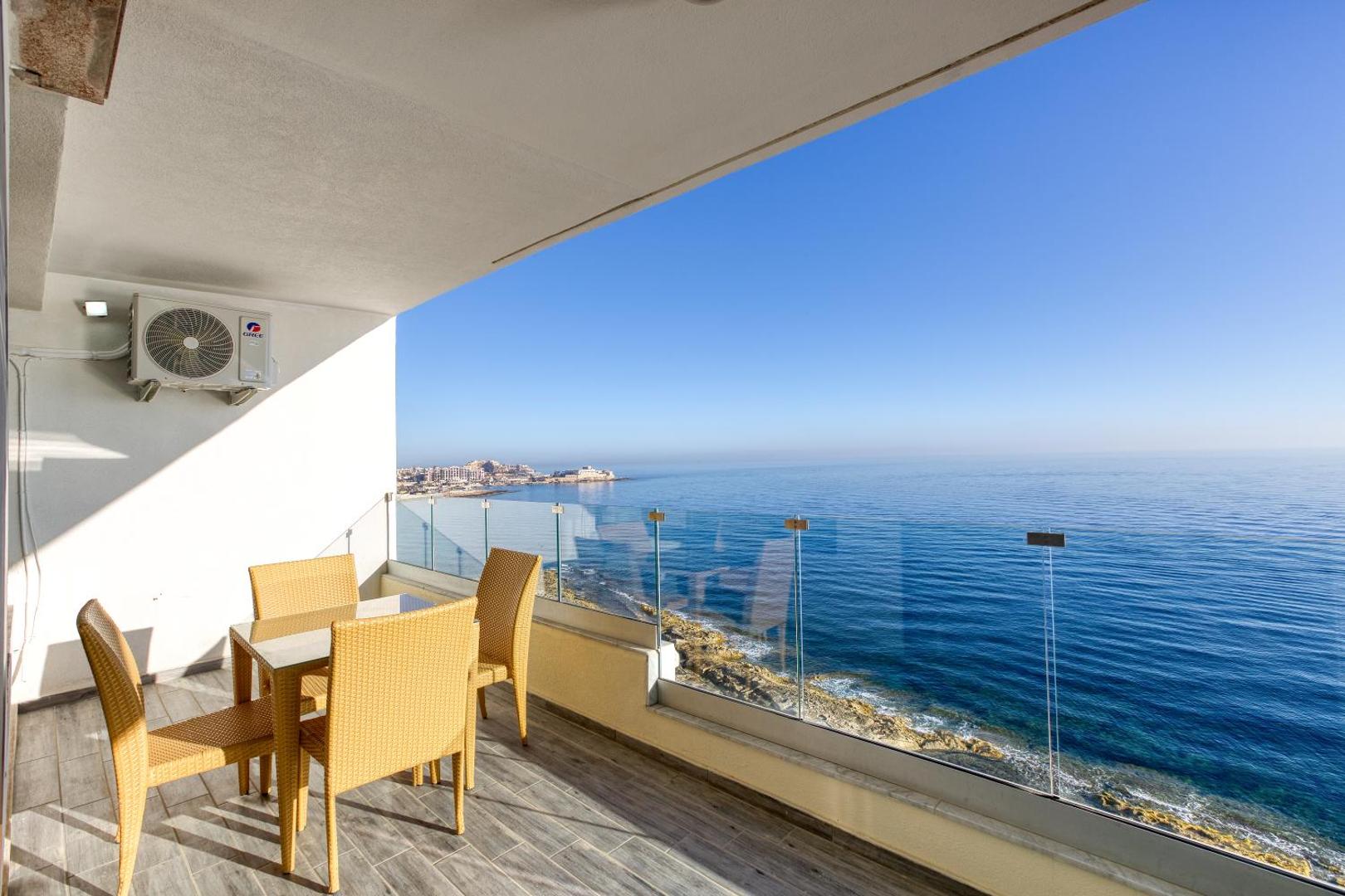 Bilde 6: Seafront APT, in the centre of Sliema, OPP beach by 360 Estates