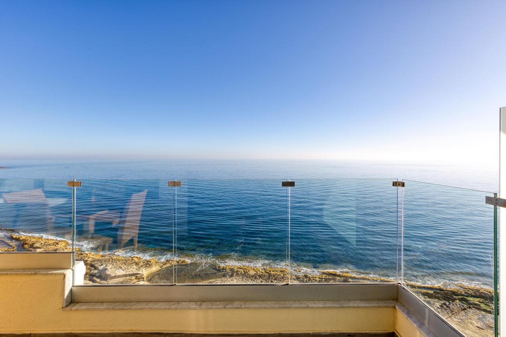 Bilde 2: Seafront APT, in the centre of Sliema, OPP beach by 360 Estates