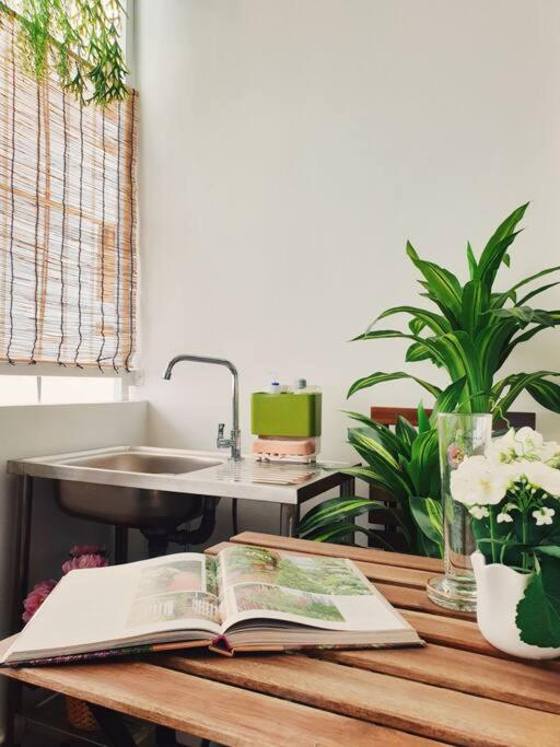 Billede 8: Double Studio, Private Bath & Balcony, Shared Kitchen with Local Family by Pillows & Purrs
