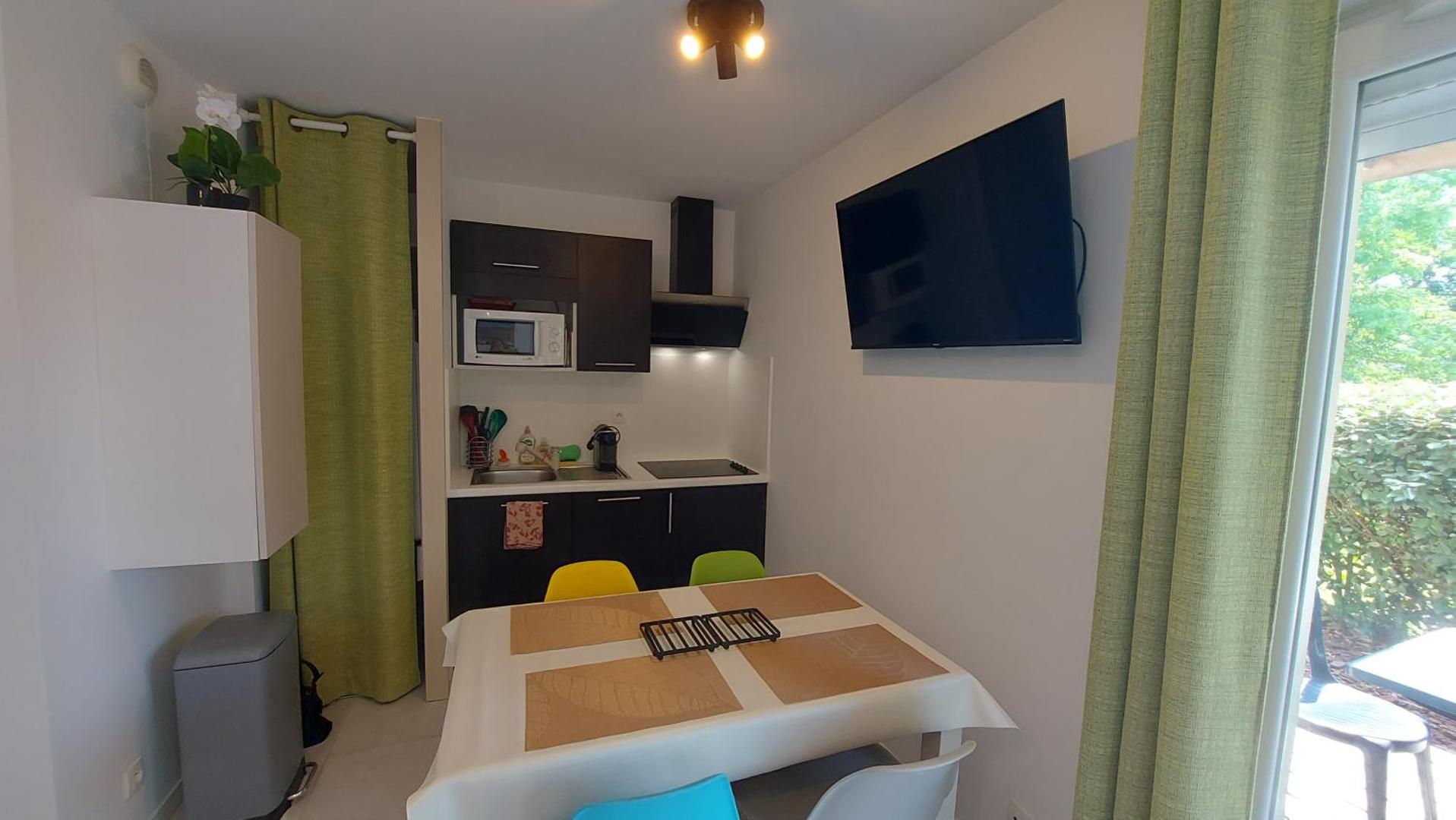 Foto 5: T2, 50m du lac, PISCINE, WIFI, jardin terrasse sans vis-à-vis, 1 à 4 pers