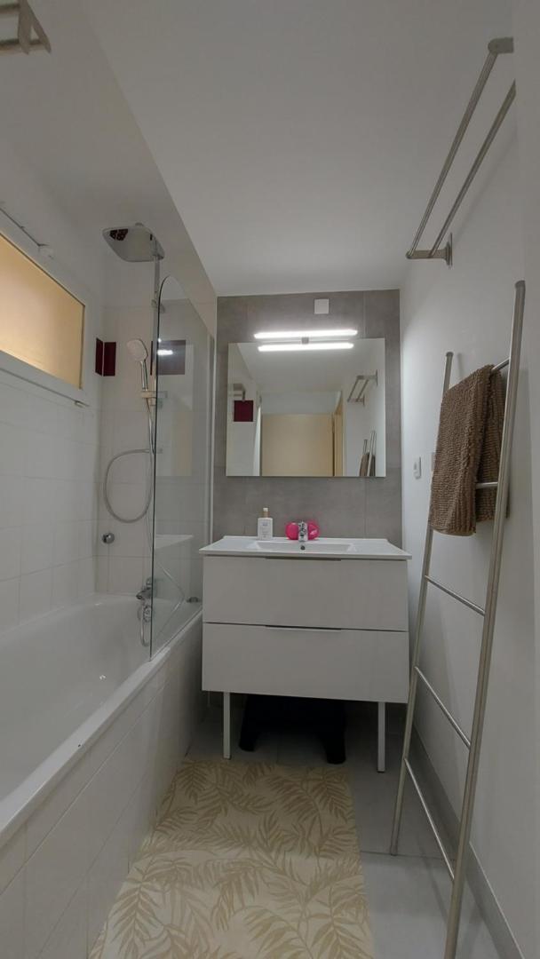 Foto 10: T2, 50m du lac, PISCINE, WIFI, jardin terrasse sans vis-à-vis, 1 à 4 pers
