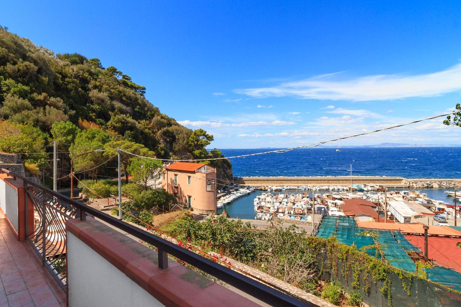 Kuva 10: View on bay and charming houses Mediterranea e Capricorno
