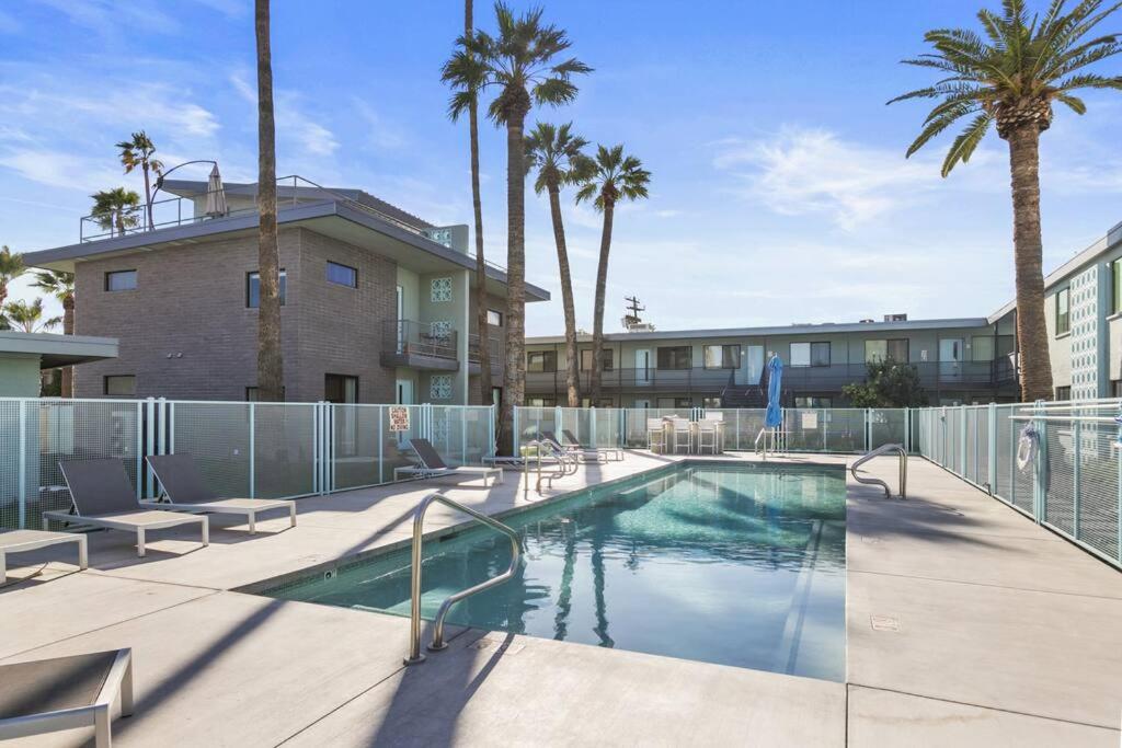 Billede 3: Walkable OTS, Heated Poolside Mid Century Condo