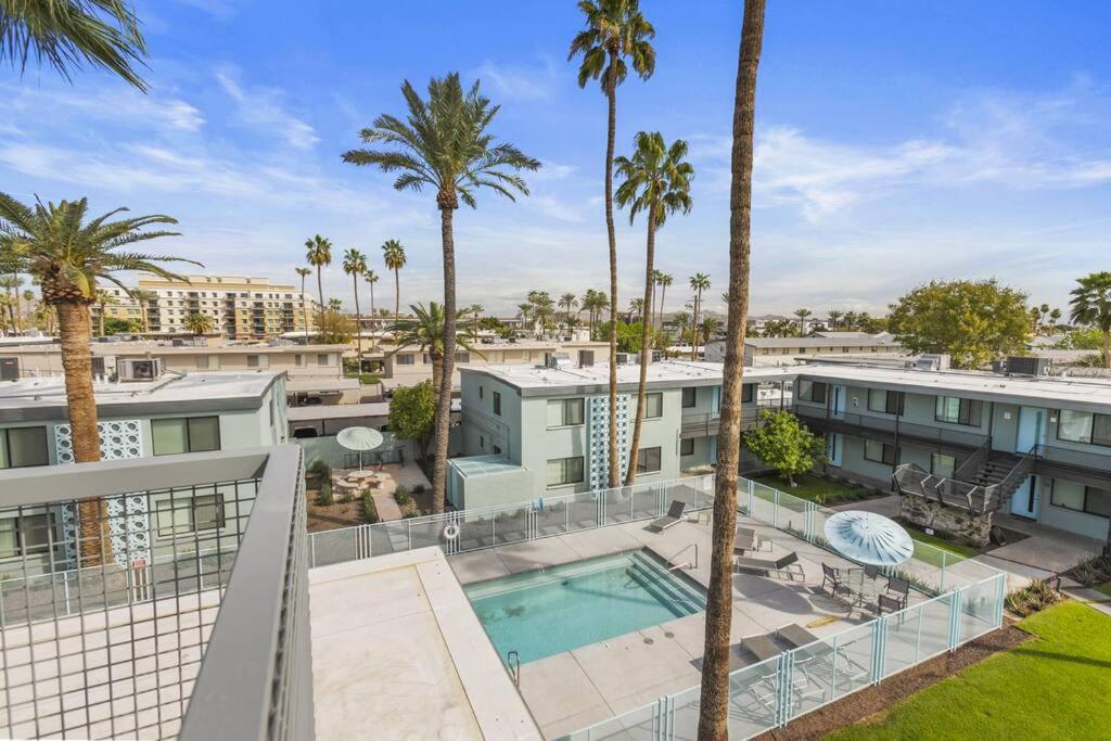 Billede 2: Walkable OTS, Heated Poolside Mid Century Condo