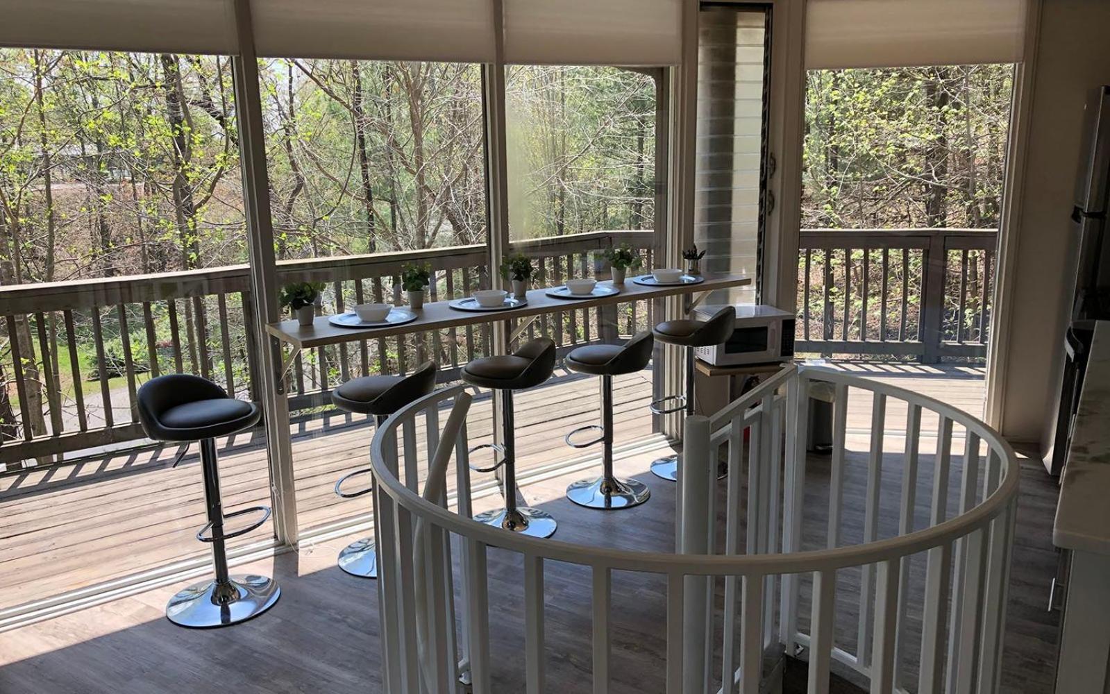 Bilde 8: Chalet 40 - Sip Coffee on the Wraparound Deck with Treetop Views