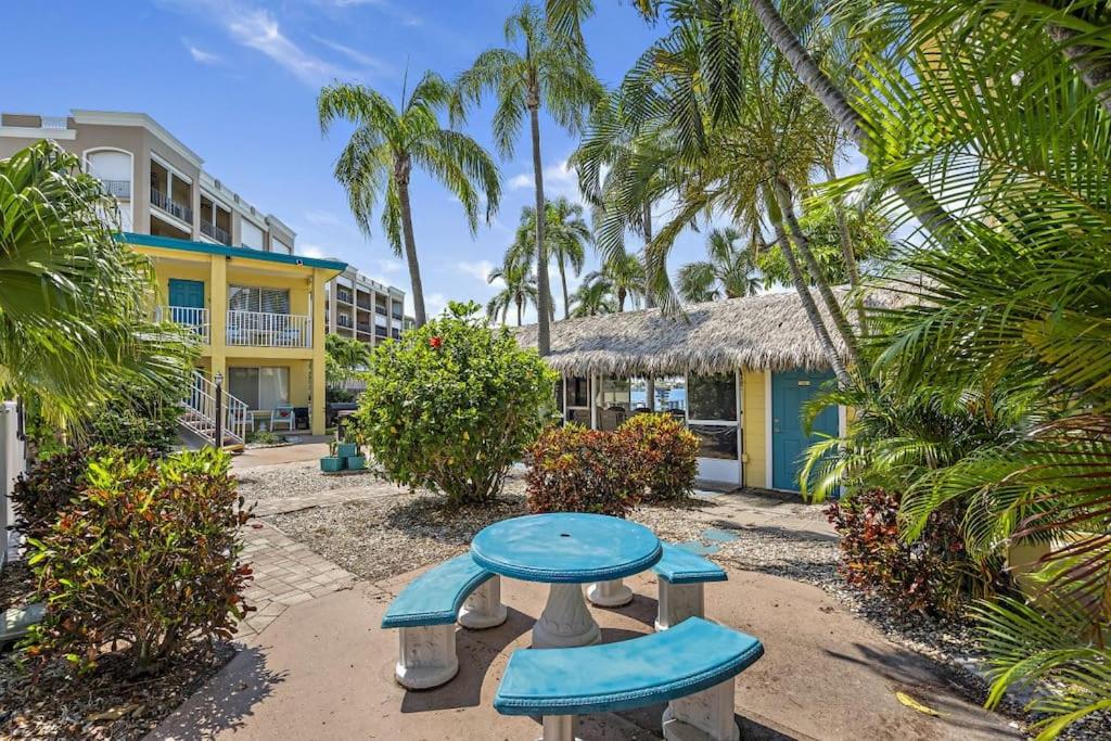 Foto 5: Malyn 107, Waterfront Condo, short walk to beach