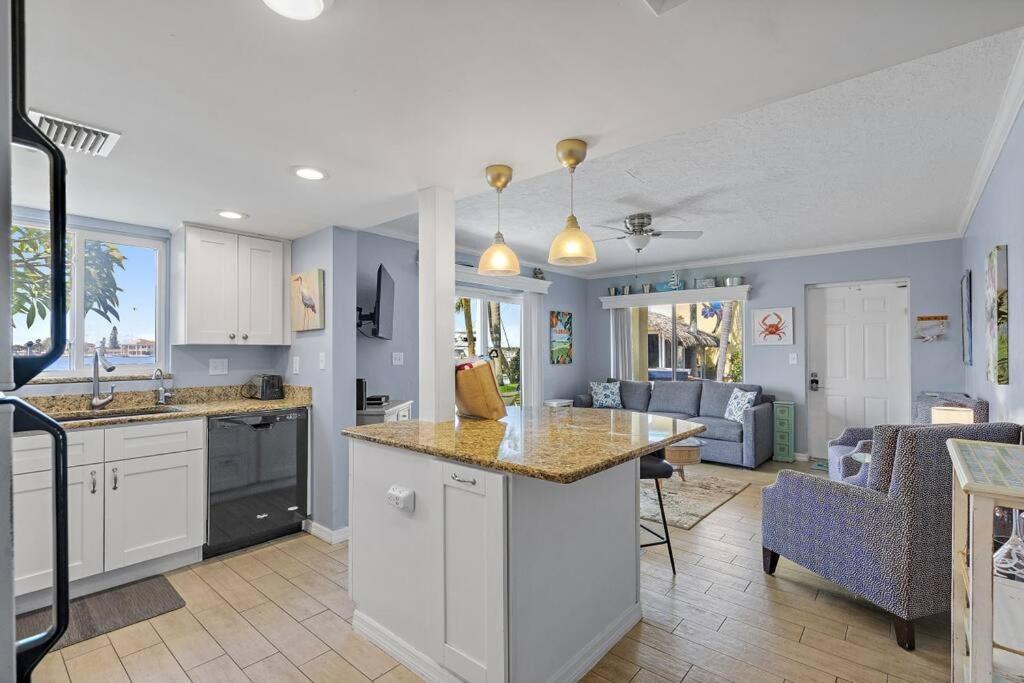 Zdjęcie 4: Malyn 108, Updated Waterfront condo, private patio