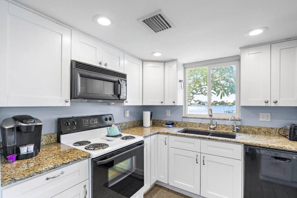 Zdjęcie 7: Malyn 108, Updated Waterfront condo, private patio