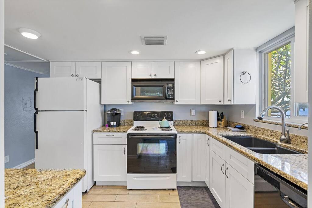Zdjęcie 6: Malyn 108, Updated Waterfront condo, private patio
