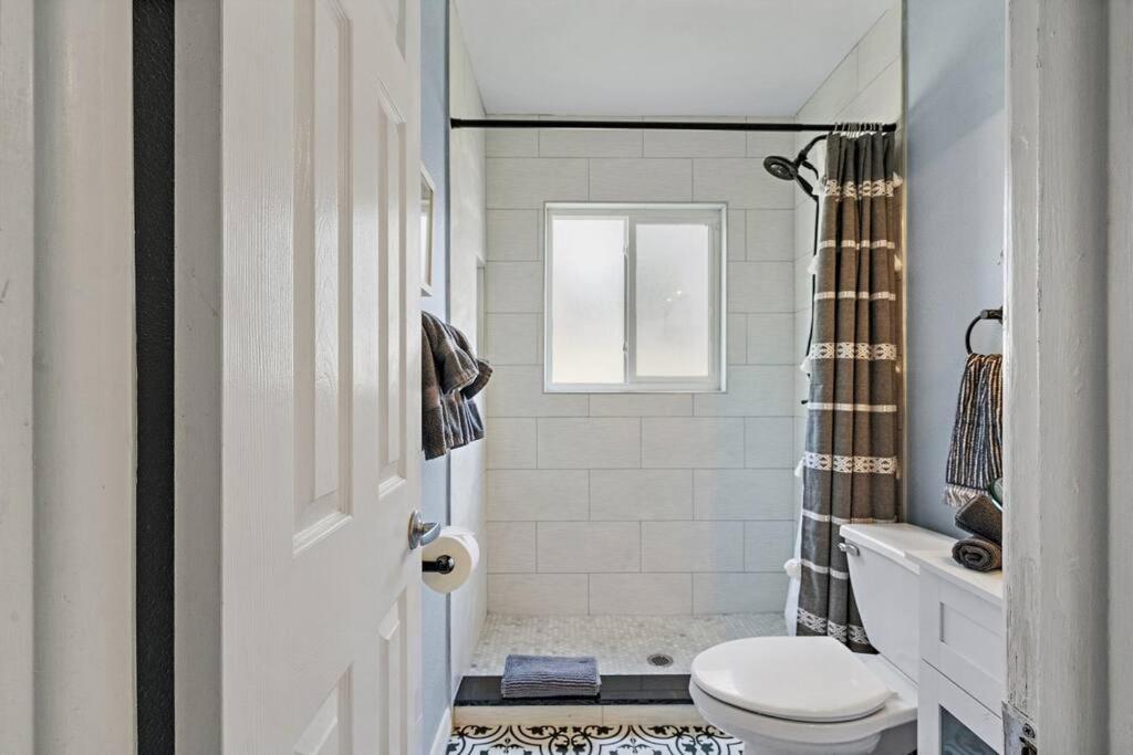 Zdjęcie 10: Malyn 108, Updated Waterfront condo, private patio