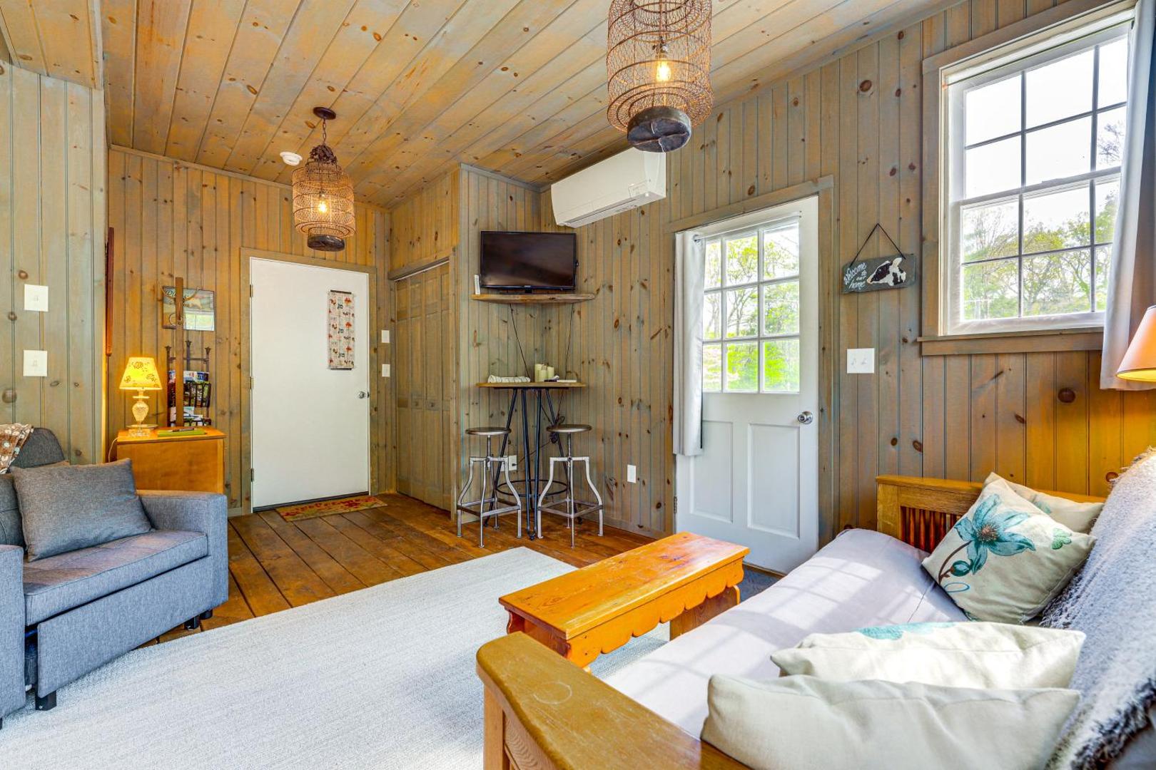 Killingly Barnyard Studio in Wine Country!的照片6